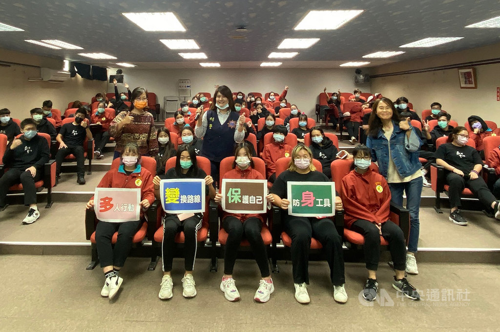 台北市警察局婦幼警察隊25日表示,近來發生多起女性遭尾隨襲擊或騷擾案件,警方除至北市各級國小(中)、高中(職)及大專院校加強宣導人身安全,也將婦幼安全納入大專院校通識課程,設計各式有關性別暴力的宣導主題,以強化學生危機意識,提升自我防禦能力。(台北市警察局婦幼警察隊提供)中央社記者黃麗芸傳真 109年11月25日