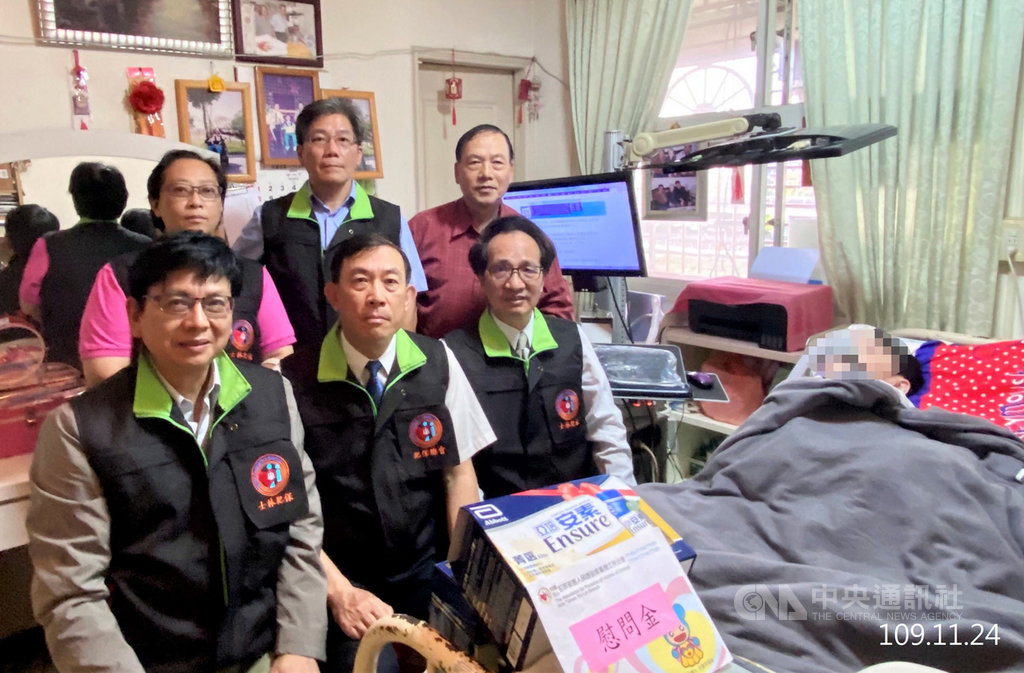身兼犯罪被害人保護協會董事長的高檢署檢察長邢泰釗(前排左2)24日探視吳銘漢夫婦的遺孤吳東諺,轉達法務部長蔡清祥的關心。(犯保協會提供)中央社記者蕭博文傳真 109年11月25日