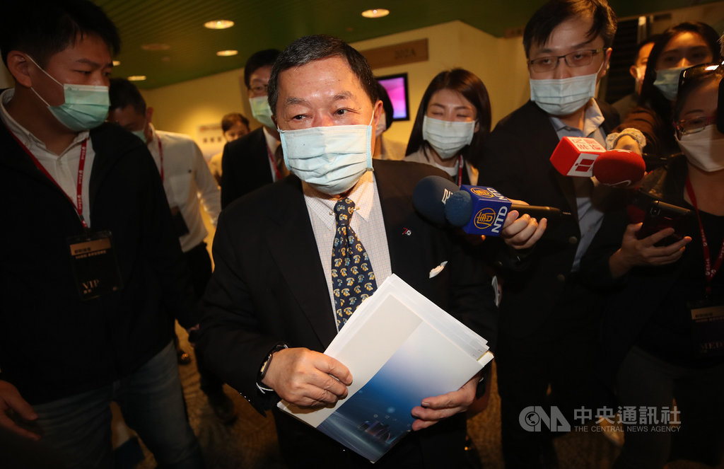 遠東集團董事長徐旭東(中)25日表示,百貨近期消費力強,展現台灣防疫有成與經濟競爭力,並重申加碼投資台灣、拚AI化,也看好110年景氣絕對好。中央社記者張新偉攝 109年11月25日