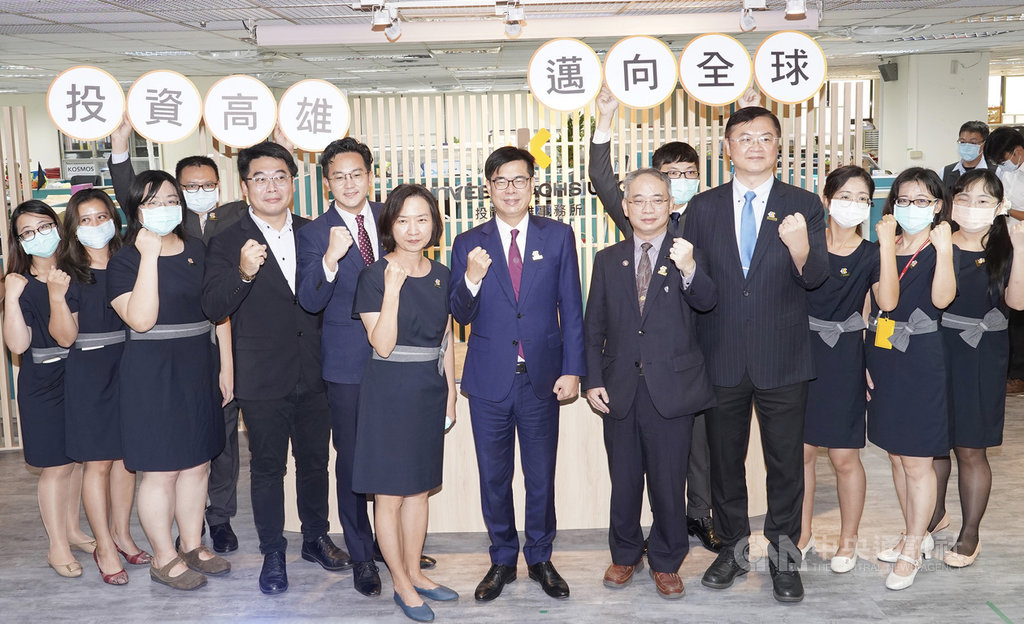 高雄市政府成立投資高雄事務所,25日舉辦啟動典禮,高雄市長陳其邁(中)、經發局長廖泰翔(左6)、投資台灣事務所執行長張銘斌(前右6)及知名企業、協會代表等出席與會。中央社記者董俊志攝 109年11月25日