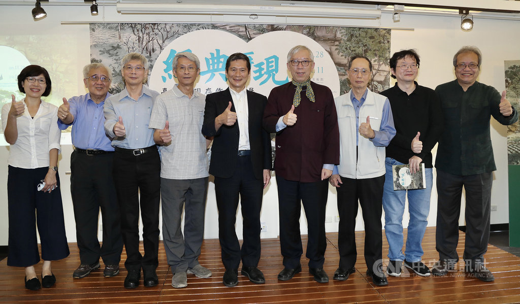 國立台灣美術館28日起將推出「經典再現–台府展現存作品特展」,文化部長李永得(中)、國美館長梁永斐(右4)等人25日在台北出席展前記者會,歡迎民眾前來參觀台灣美術發展史上經典作。中央社記者張皓安攝 109年11月25日