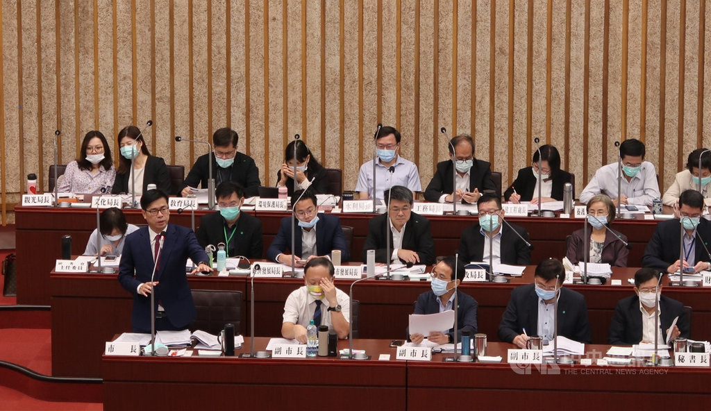 高雄市長陳其邁(前排左)25日在議會市政總質詢被問到美國政權移轉是否衝擊台美關係,陳其邁答詢表示,台美關係基本上不會受到影響,會繼續深化安全及經濟事務架構的合作。中央社記者王淑芬攝 109年11月25日