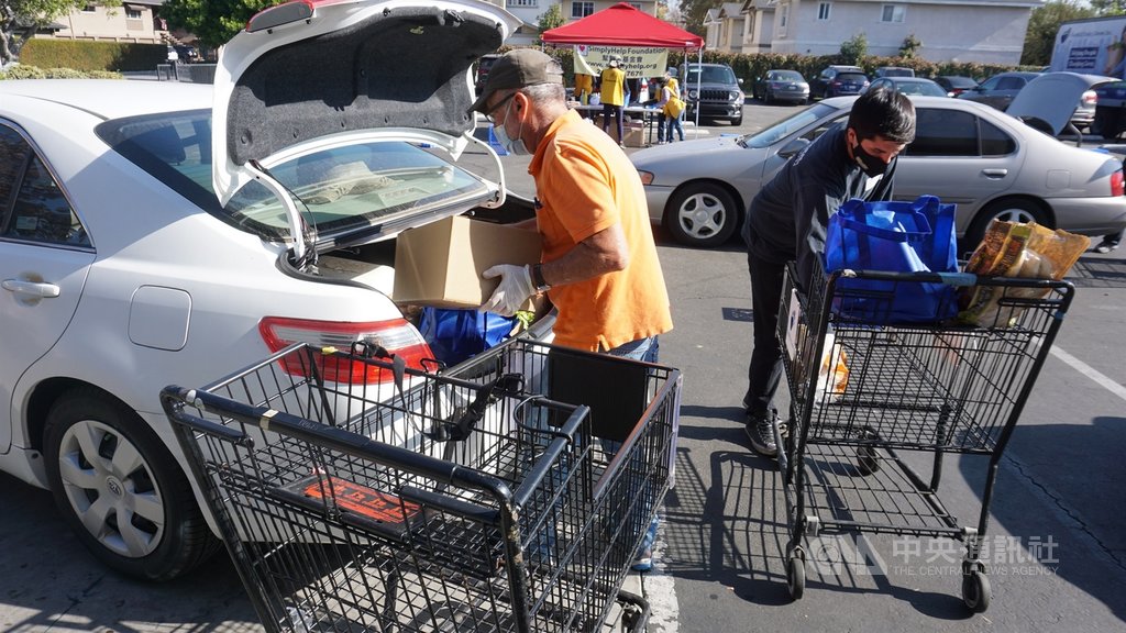 美國感恩節將至,洛杉磯郊區的山麓聯合中心(Foothill Unity Center)採用免下車的得來速車道發放救濟物資,協助中低收入人家過節。中央社記者林宏翰洛杉磯攝 109年11月25日