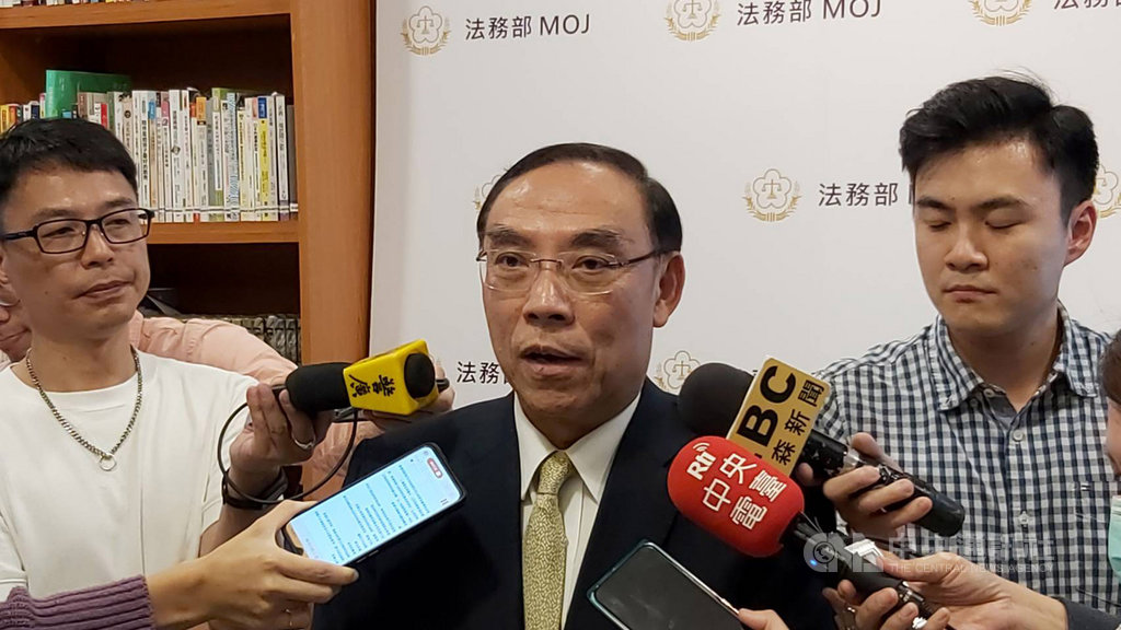 國民黨立委吳怡玎自爆25日上午調查官赴她家搜索。法務部長蔡清祥(中)下午於媒體茶敘後受訪表示,本件為台北地檢署偵辦中的個案,並不會向法務部說明、報告,詳細案情他並不清楚。中央社記者劉世怡攝 109年11月25日