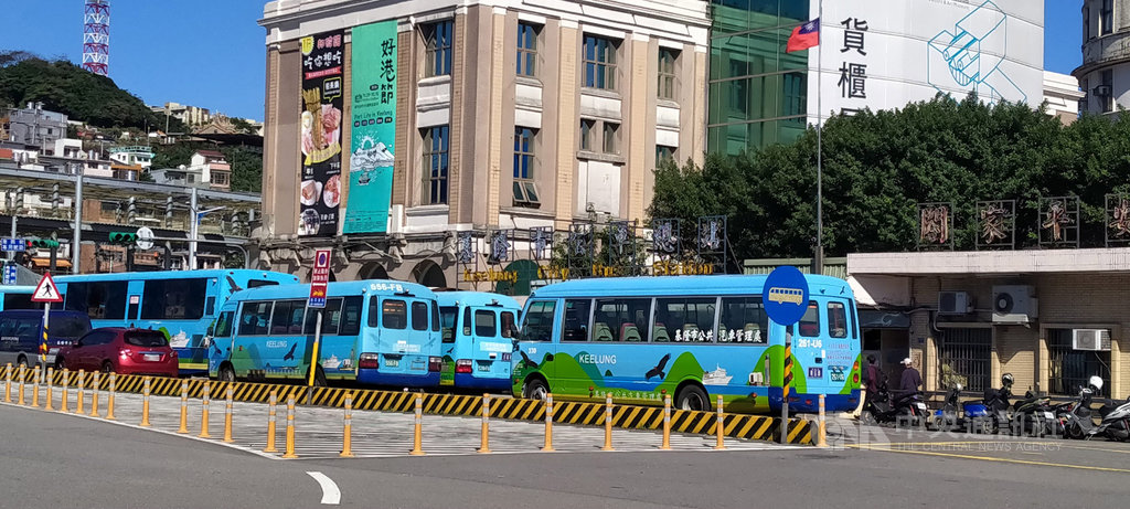 基隆市議會25日審查市府交通處預算,相較去年,增編近1億元公車處營運和票差補貼,及公車識別設計更新預算,審查會決議這3筆預算保留,提交大會討論。圖為基隆市公車總站。中央社記者王朝鈺攝 109年11月25日