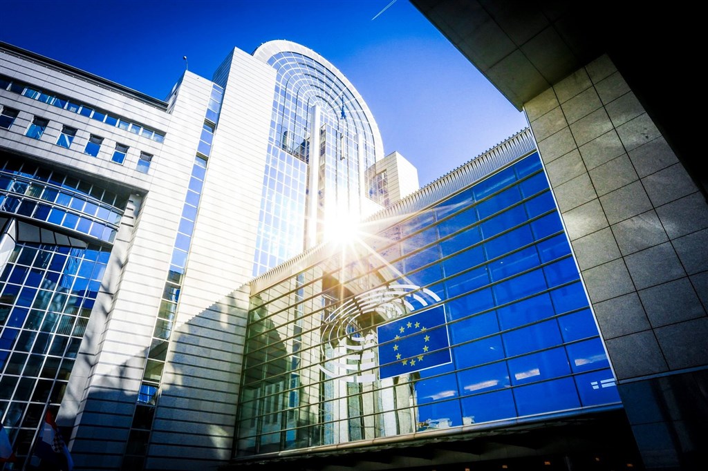 歐盟(EU)執委會正進行貿易政策檢討,歐洲議會對此提出一份草案,其中特別呼籲歐盟執委會「界定談判範圍」,儘快與台灣展開投資談判,這項草案預計26日表決。圖為歐洲議會外觀。(圖取自facebook.com/europeanparliament)