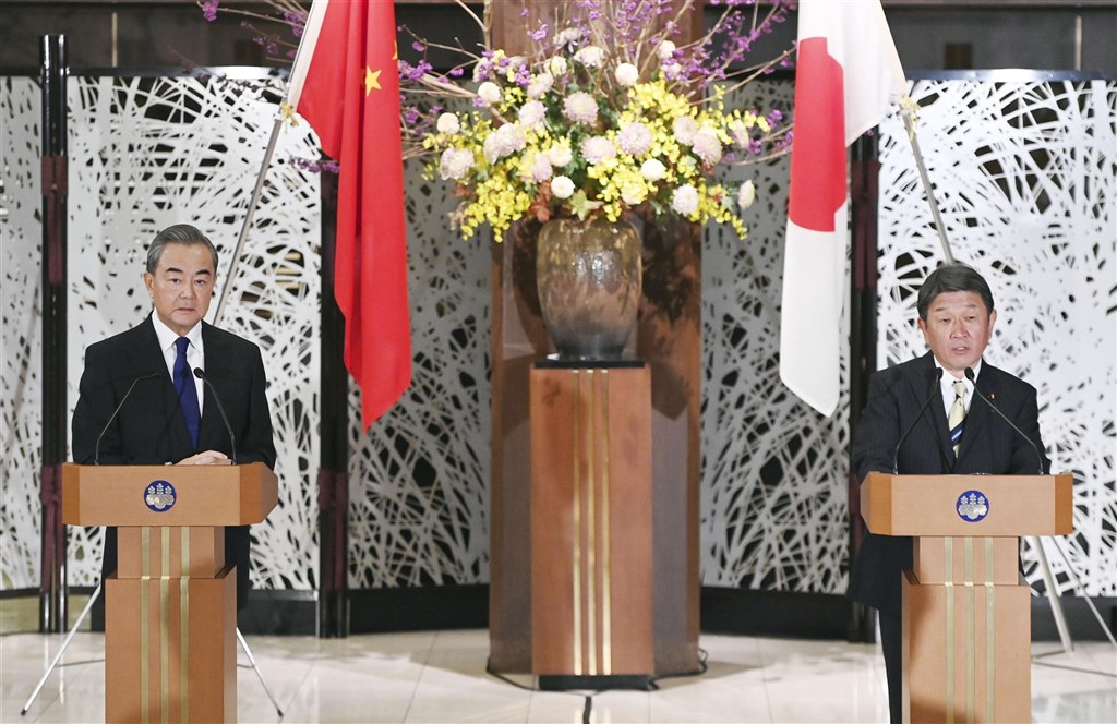 日本外相茂木敏充(右)24日與中國外交部長王毅(左)舉行會談時,針對中國公務船頻頻航行在釣魚台海域,茂木強烈要求中國要自我克制。日媒報導,中日關係沒有改善的徵兆。(共同社)