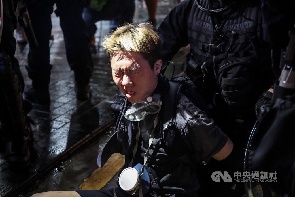香港行政長官林鄭月娥25日首次提出有條件赦免在「反送中」運動中被捕的18歲以下未成年人。圖為2019年8月31日香港「反送中」遊行,警察強勢驅離並逮捕抗議民眾。(中央社檔案照片)
