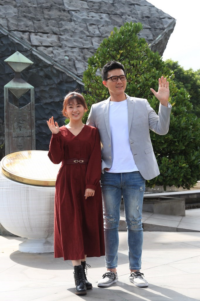 戲劇國際橋牌社第2季24日在台北二二八和平公園舉辦開鏡團拜儀式,演員楊小黎(左)、蔣偉文(右)出席。中央社記者吳家昇攝 109年11月24日