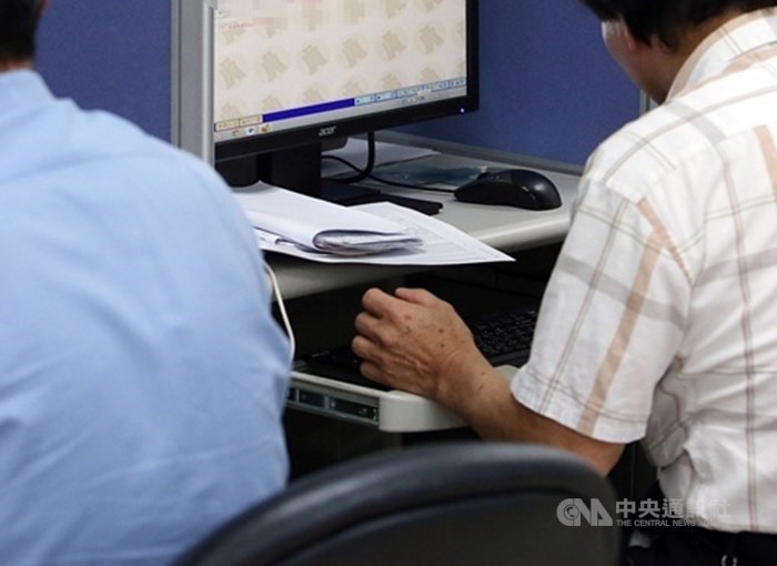 銓敘部修正發布「公務人員因公猝發疾病或因戮力職務積勞過度以致死亡審查參考指引」,加班時數與積勞過度關聯性的認定更清楚。(示意圖/中央社檔案照片)