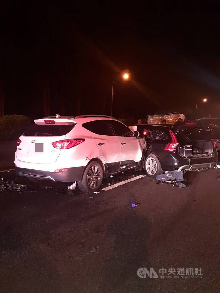 一名33歲李姓駕駛25日凌晨開車行經國道3號新竹系統路段南下101公里處時,與拖板車先發生車禍,李男下車查看情況,後方一輛白色休旅車因閃避不及,撞上李男,李男當場傷重失去生命跡象,休旅車上駕駛與乘客也受輕重傷,緊急送醫。(翻攝畫面)中央社記者郭宣彣新竹縣傳真 109年11月25日