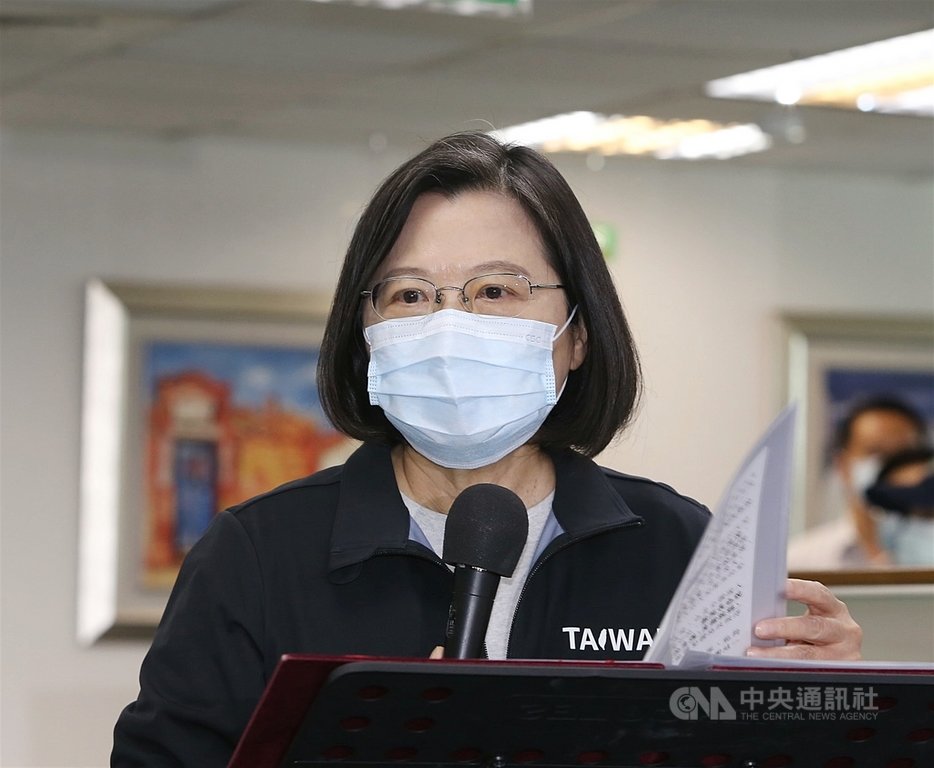 身兼民進黨主席的總統蔡英文(圖)25日下午在民進黨中常會前發表談話指出,目前沒有內閣改組的規畫,她很感謝、也很肯定行政院長蘇貞昌內閣守住非洲豬瘟和疫情,內閣團隊努力有目共睹,讓台灣經濟穩定成長,能有正常生活,「希望蘇院長和內閣團隊繼續衝」。中央社記者郭日曉攝 109年11月25日