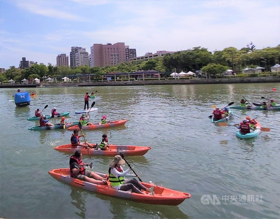 高雄市政府25日宣布「還河於民」,即日起民眾實名登記,即可不限時段、不需申請、不用付費在愛河從事水域遊憩活動。(高市府提供)中央社記者王淑芬傳真 109年11月25日