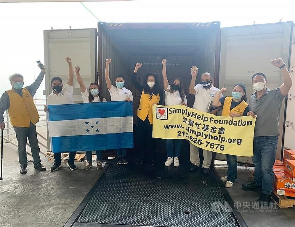 台灣友邦宏都拉斯近日遭遇風災,40萬人受困,位在洛杉磯的幫幫忙基金會募集一個貨櫃的物資支援。宏都拉斯駐洛杉磯總領事李維拉(Maria Rivera)親自致謝。(幫幫忙基金會提供)中央社記者林宏翰洛杉磯傳真 109年11月25日