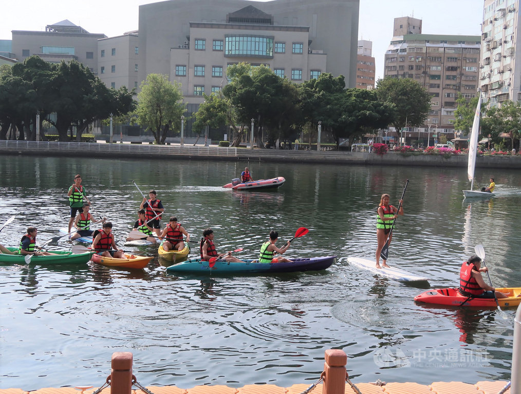 高雄市政府26日宣布「還河於民」,民眾只要實名登記即可徜徉愛河,目前公告開放水上遊憩種類有立式划槳、獨木舟、風浪板等手划船浮具、非動力天鵝船、非動力傳統舟艇、非動力風帆、遙控帆船等項目。中央社記者王淑芬攝 109年11月26日
