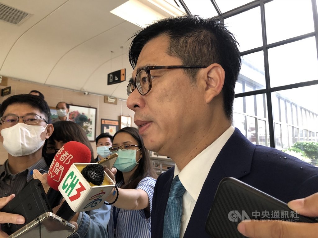 高雄市政府要「還河於民」,開放愛河水域。市長陳其邁(右)26日上午出席高雄市議會市政總質詢,會前接受媒體聯訪表示,初步開放五福橋到七賢橋段水域,配合救生員執勤時間,未來將逐步開放時段及水域,並採取積極開放的有效管理措施,維護市民安全。中央社記者侯文婷攝 109年11月26日