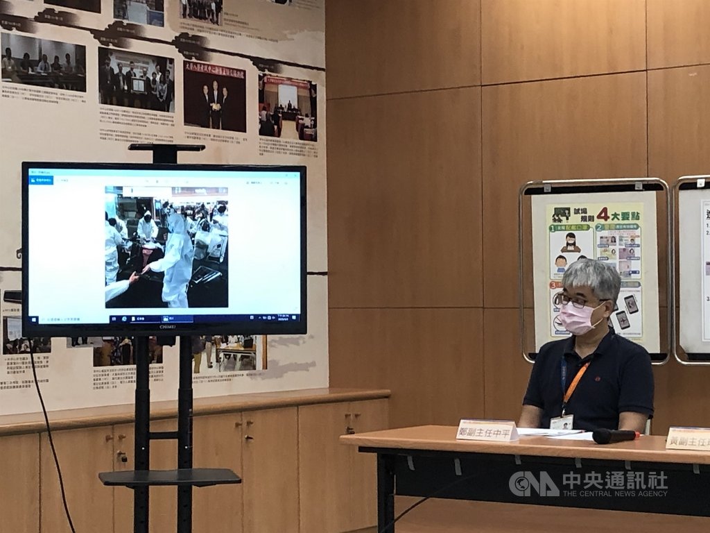 有媒體報導英聽二試大陸考場取消,大學入學考試中心26日在記者會中鄭重澄清,大陸考場的第一批人員(13人)25日已經出發,也已進入防疫旅館;並秀出人員穿著防護衣進入機場的照片做為證明。中央社記者陳至中台北攝 109年11月26日