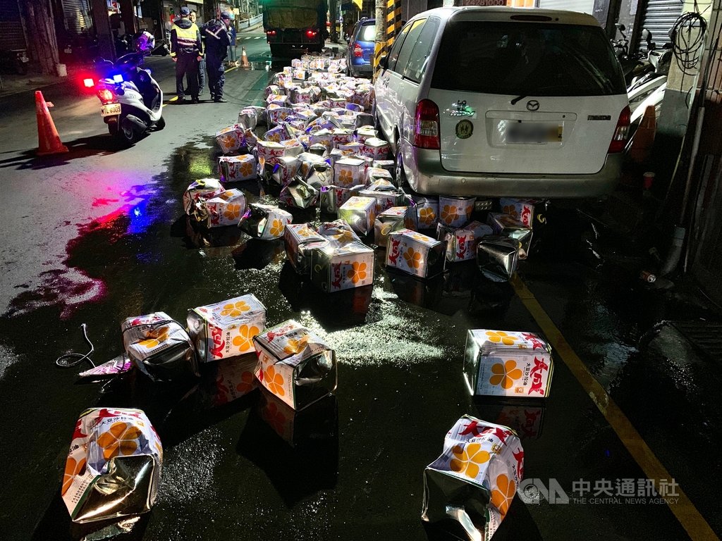 一輛貨車25日深夜行經基隆市區,疑似沒有將貨物綁好,過彎時大批沙拉油摔落路面,桶破滲漏出大量油漬,警方獲報後到場進行管制交通,油漬已於26日凌晨全面清除。(基隆警方提供)中央社記者沈如峰基隆傳真 109年11月26日