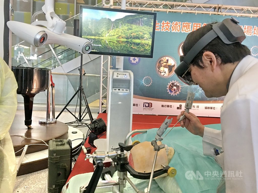 衛福部雙和醫院26日發表「數位創新科技應用場域實證」,院長吳麥斯(圖)體驗鼻內視鏡手術導航系統操作。中央社記者黃旭昇新北攝 109年11月26日