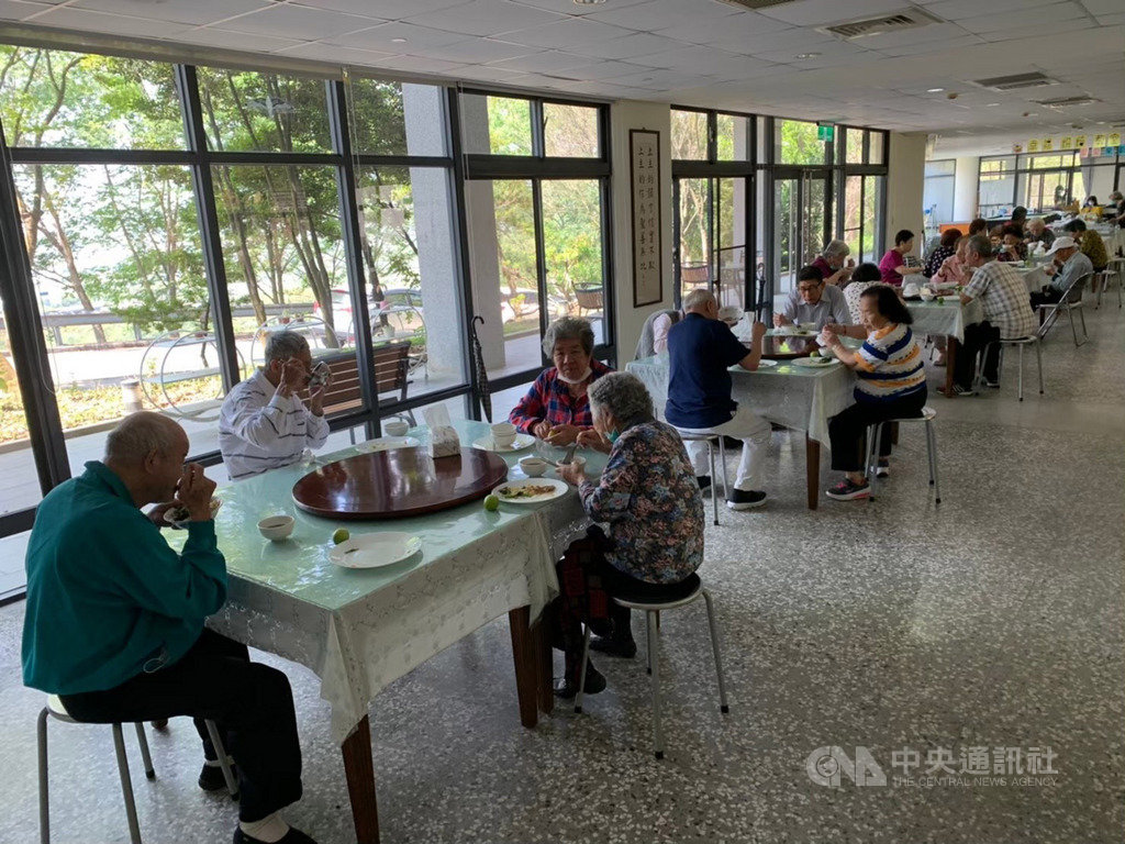 台中市部分社區照顧關懷據點提供老人共餐服務,市府正爭取經費,未來規畫提高補助。(市府提供)中央社記者趙麗妍傳真 109年11月26日