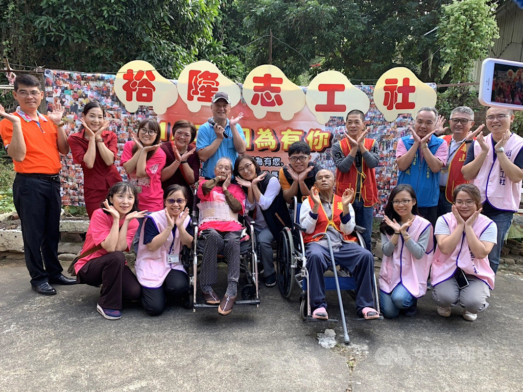 苗栗縣三義鄉95歲邱鳳英(前左3)因老友鄰居彼此行動不便久未能相聚,華山基金會26日攜手裕隆汽車志工為她辦生日派對,專車接送老友促成相見歡,溫馨圓夢。(華山基金會三義天使站提供)中央社記者管瑞平傳真 109年11月26日