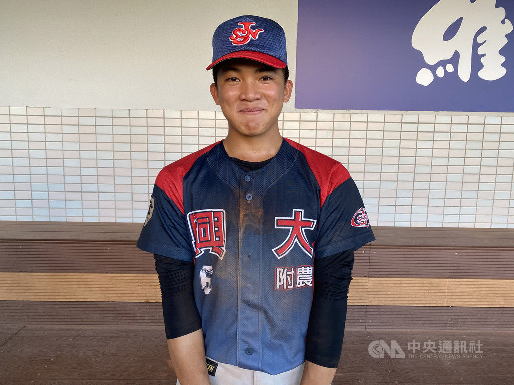 2020黑豹旗全國高中棒球大賽26日進行8強賽,興大附農在張杰倫(圖)4支安打帶動攻勢下,終場以10比4擊敗花蓮體中,奪下4強門票。中央社記者楊啟芳攝 109年11月26日