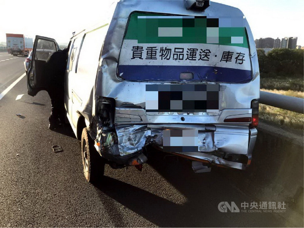國道3號南下鶯歌路段26日下午發生一起3車追撞車禍,兩人受傷送醫,車禍現場現已排除,肇事原因將進一步調查釐清。(國道警方提供)中央社記者黃旭昇新北市傳真 109年11月26日