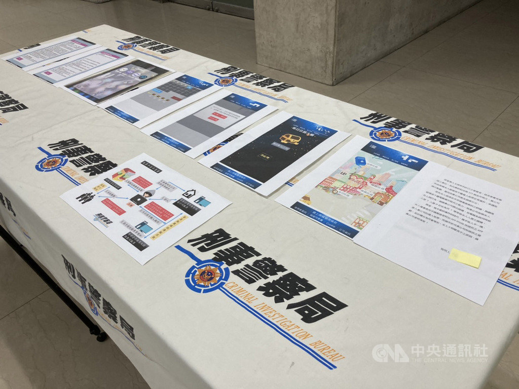 知名菸商為促銷推出「PM達人地帶」APP,累計點數即可兌換各通路商禮券,有苗栗縣的便利商店店長利用系統漏洞詐取大量點數,市值約新台幣185萬元,刑事局循線逮12嫌送辦。26日舉行破案記者會陳列贓證物。中央社記者黃麗芸攝 109年11月26日