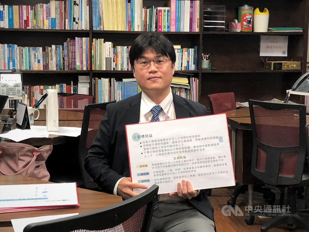 為促進國家重點領域產學合作,行政院26日通過「國家重點領域產學合作及人才培育創新條例」草案,將送立法院審議。教育部高教司長朱俊彰受訪說明政策方向。中央社記者陳至中攝 109年11月26日
