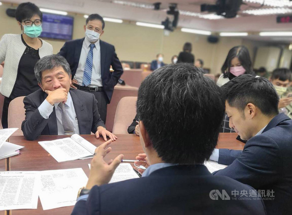 立法院社會福利及衛生環境委員會26日初審通過「身心障礙者權益保障法」修正草案,未來領有舊制永久效期身障手冊的民眾擬免每5年換證一次。中央社記者張茗喧攝 109年11月26日