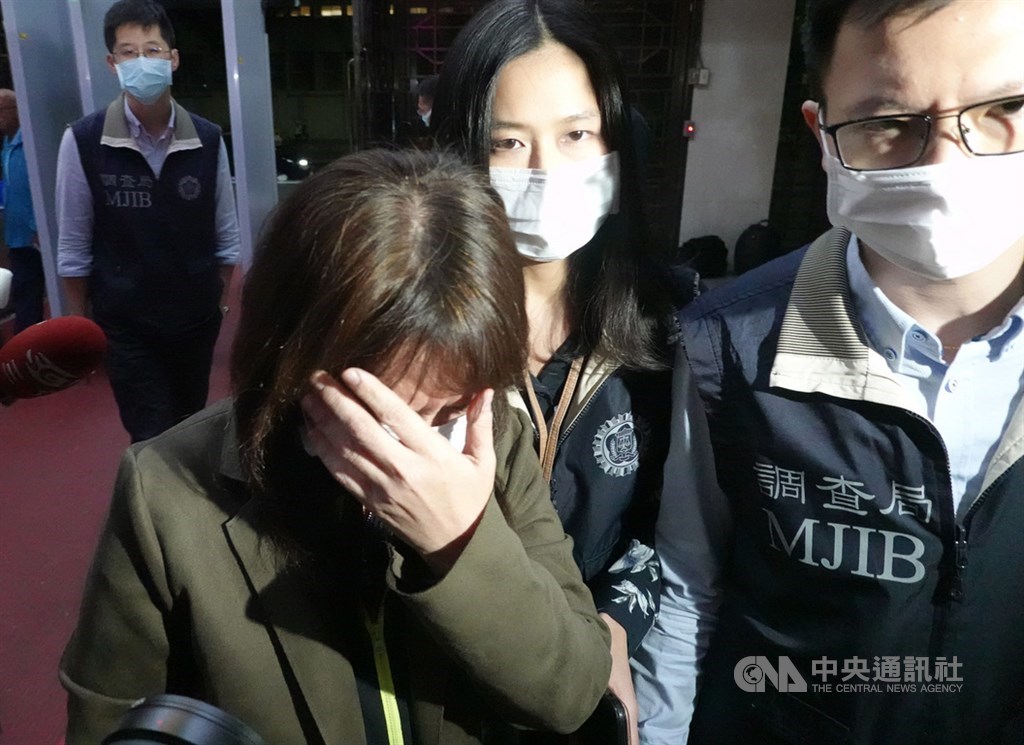 龍巖集團創辦人李世聰、劉萍(前左)夫婦涉嫌挪用公款新台幣2100萬元,26日遭檢調約談,不過李世聰因身體不適未到案,劉萍晚間則被調查局移送北檢複訊。中央社記者林長順攝 109年11月26日