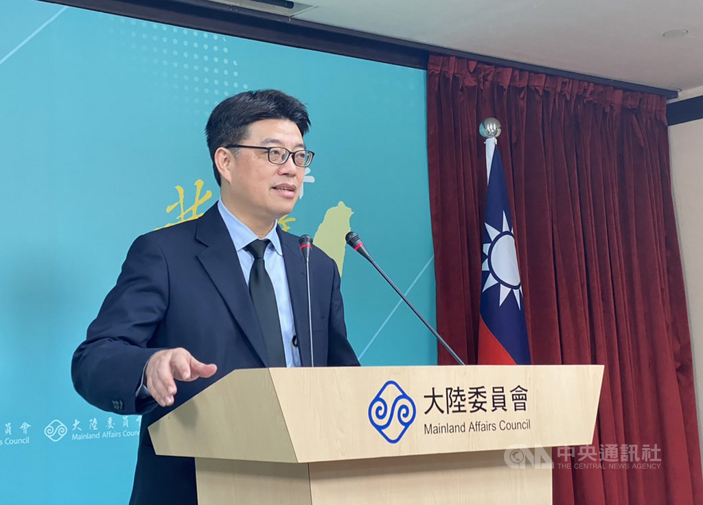 中國大陸異議人士溫起鋒4年前非法入境,日前被遣返回陸,陸委會發言人邱垂正(圖)26日表示,溫男在台期間多次違規,最終在符合他的意願下,協助他返回中國大陸。中央社記者賴言曦攝 109年11月26日