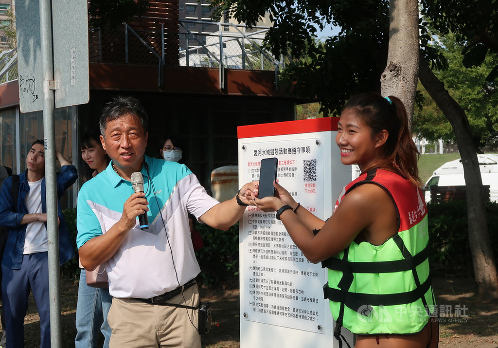高雄市觀光局26日在愛河河東路浮動碼頭宣布,民眾只要實名登記即可徜徉愛河,從事水上活動,並說明水上遊憩設施及手機登錄遊憩方式,鼓勵民眾多親近水域。中央社記者王淑芬攝 109年11月26日