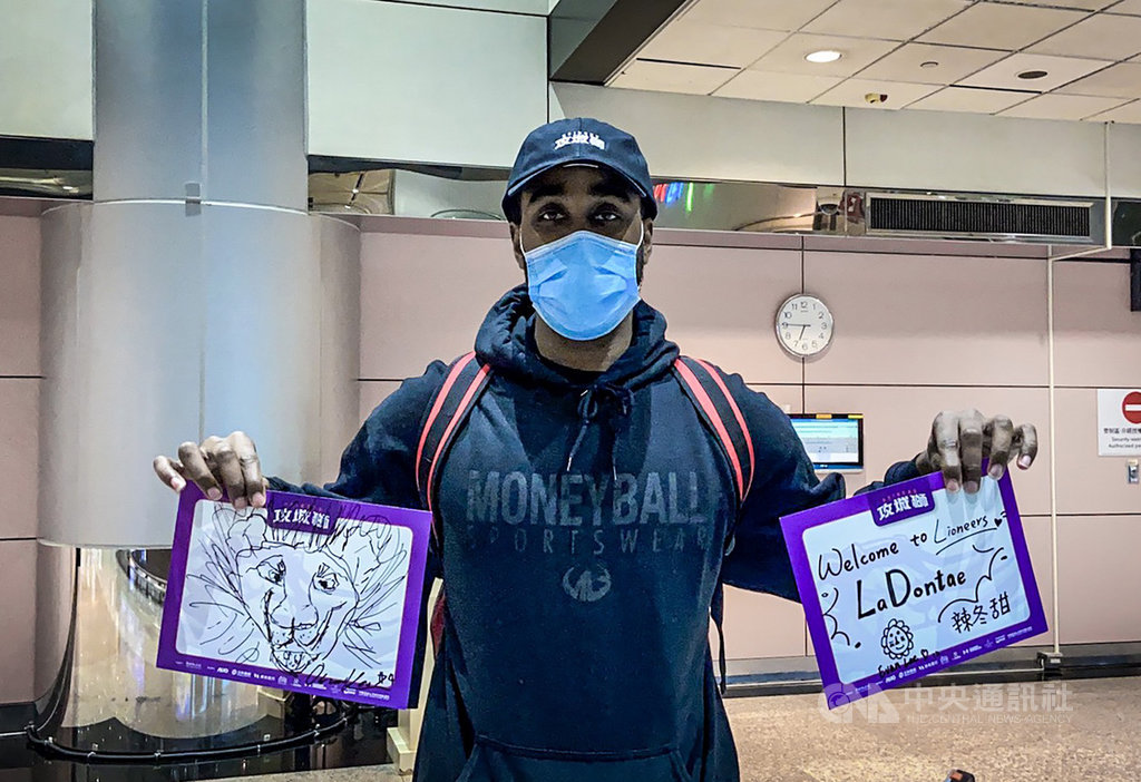 職籃聯盟P. League+新竹攻城獅隊新洋將狠投(LaDontae Henton)(圖)26日搭機抵台,隊友高國豪與李家瑞事先手繪獅子頭加油板當作見面禮。(新竹攻城獅提供)中央社記者黃巧雯傳真 109年11月26日