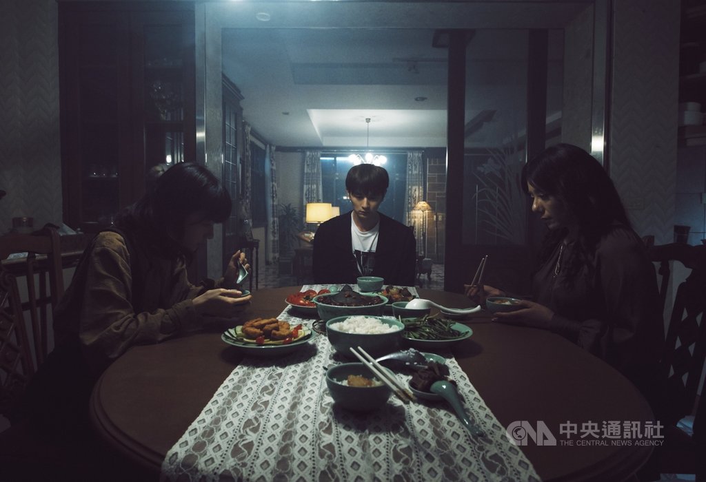公視新創電影「訪客」以驚悚科幻性質,重新挑戰對「家庭」的定義;片中晚餐情節氣氛詭譎。(公視提供)中央社記者葉冠吟傳真 109年11月26日