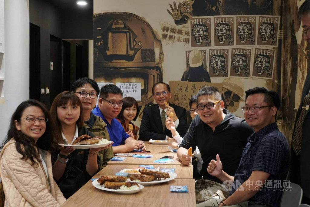 立法院長游錫堃(中)26日晚間赴保護傘餐廳,一來給予餐廳支持,也與昔日幫助他打2014年新北市長選舉的年輕幕僚聚會。中央社記者王揚宇攝 109年11月26日