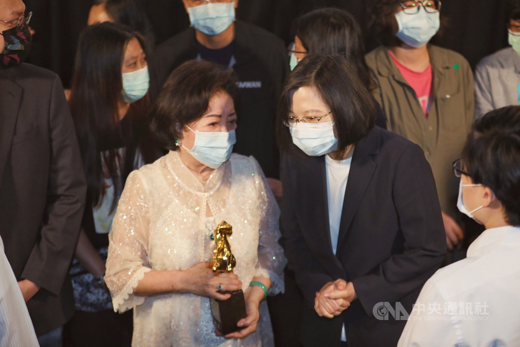 總統兼民進黨主席蔡英文(中右)26日包場觀賞電影「孤味」,新科金馬影后、演員陳淑芳(中左)特地帶著金馬獎獎座到現場。(民進黨提供)中央社記者葉素萍傳真 109年11月26日