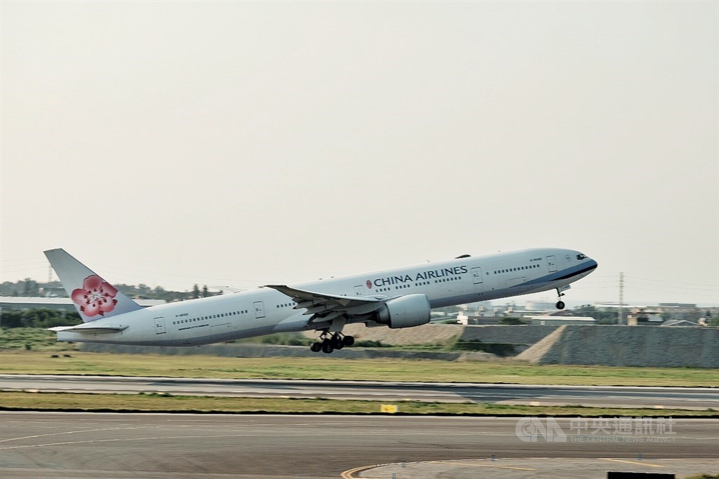 華航因為機身有大大的CHINA AIRLINES字樣,引發外界爭議。交通部長林佳龍26日受訪說,會先縮小字體,並保留空間配合台灣意象在新機上。(中央社檔案照片)