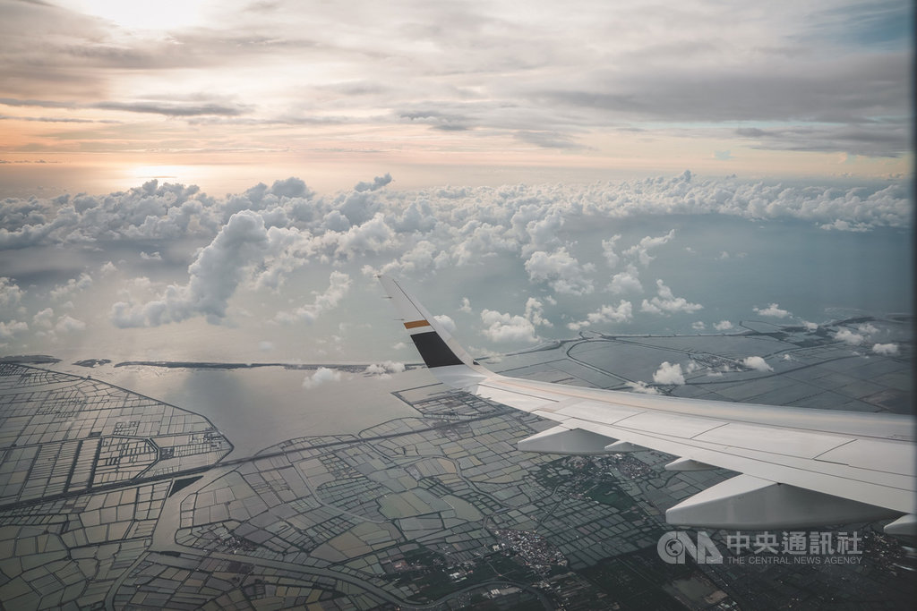 台南市政府與星宇航空聯合推出台北台南間的類出國行程,讓遊客可以從高空看到台南的山海景觀。(台南市政府提供)中央社記者楊思瑞台南傳真 109年11月26日