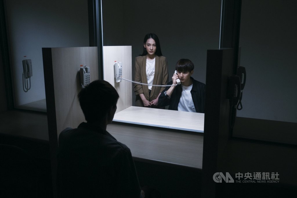 演員張軒睿(右)公視新創電影「訪客」,飾演與爸爸交惡多年的兒子,因一場意外搬回家中,卻突然出現一連串怪事,為追查真相,張軒睿攜手劇中前女友林映唯(左)追查真相。(公視提供)中央社記者葉冠吟傳真 109年11月26日