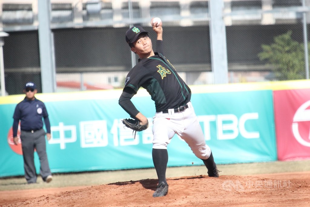 黑豹旗全國高中棒球大賽26日進行8強賽,成德高中投手張畯耀(前)第2局登板,投6.2局無失分,終場成德以2比0擊敗玉里高中,隊史首度闖進4強。中央社記者楊啟芳攝 109年11月26日