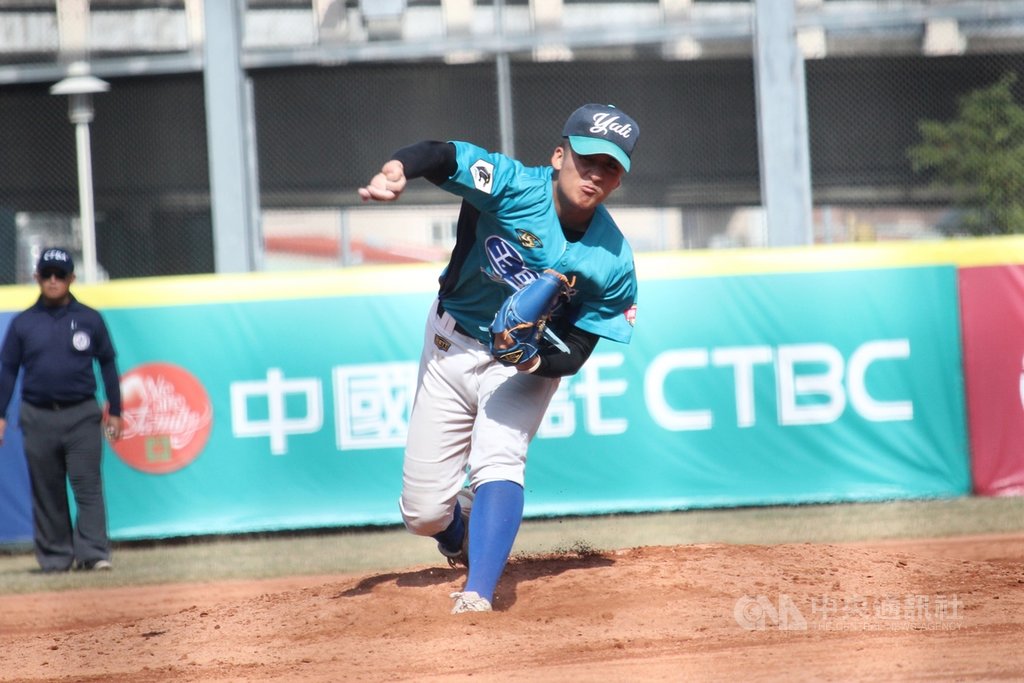 黑豹旗全國高中棒球大賽26日進行8強賽,玉里高中先發投手林鴻祥(前)繳7.2局好投,飆出10次三振,但玉里最終0比2不敵成德高中,止步8強追平隊史最佳。中央社記者楊啟芳攝 109年11月26日