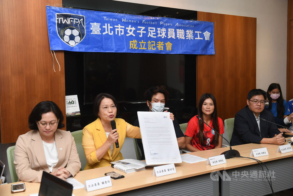 台灣民眾黨立委賴香伶(左起)、民進黨立委劉世芳、職棒球員工會理事長周思齊、女足球員工會理事長王湘惠、時代力量立委邱顯智等人,26日在立法院召開記者會,宣布「台北市女子足球員職業工會」正式成立。中央社記者施宗暉攝 109年11月26日