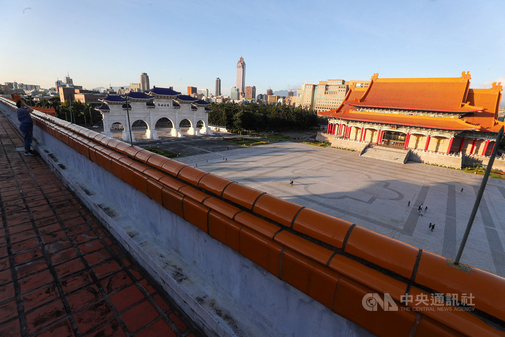 台北國家戲劇院的屋頂天台33年來首度對外公開,26日搶先開放媒體參觀,天台上可俯視當年發生野百合學運的大廣場。中央社記者王騰毅攝 109年11月26日