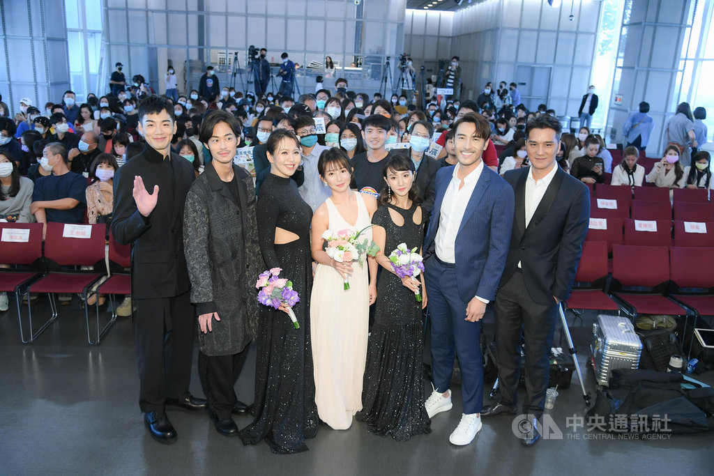 全新台劇「未來媽媽」26日在台北舉辦首映會,主演群禾浩辰(前左起)、夏騰宏、劉品言、郭書瑤、張寗、李至正、馬志翔等出席,為戲宣傳造勢。(三立提供)中央社記者葉冠吟傳真 109年11月26日