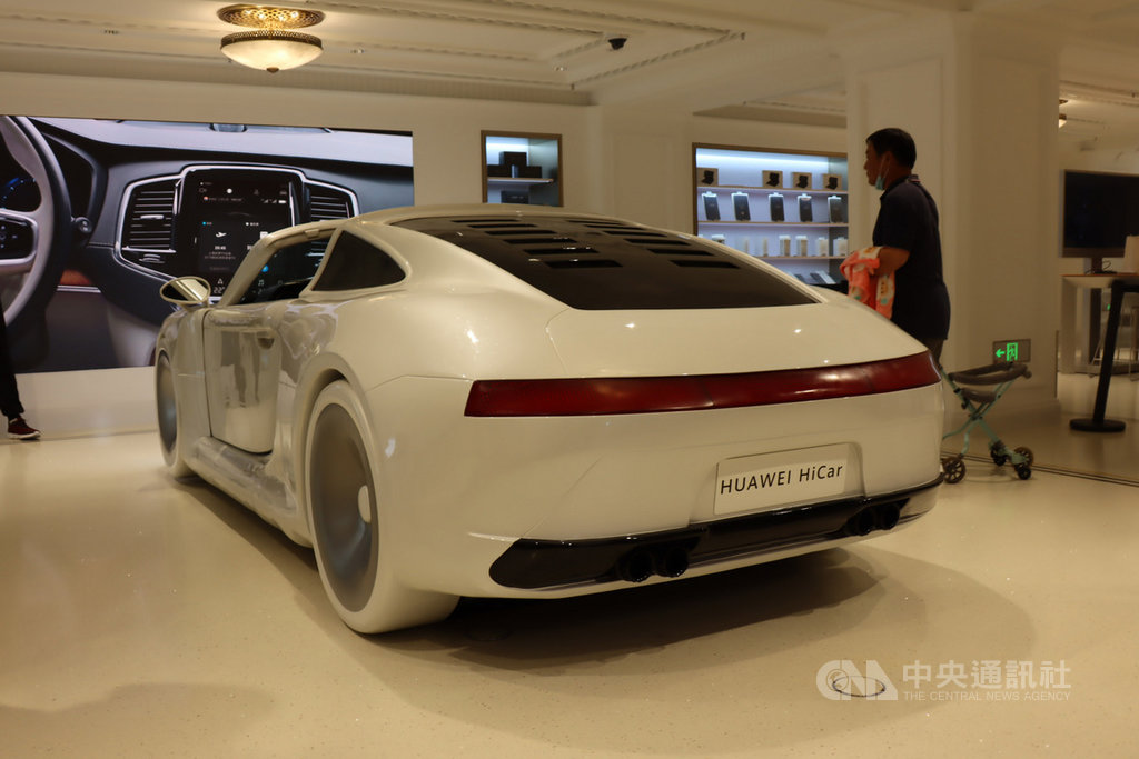 華為多次聲明不造整車,而是聚焦ICT技術,HUAWEI HiCar就是把行動設備和汽車連結,實踐智慧出行。圖為10月初在華為上海旗艦店內的相關展出。中央社記者張淑伶上海攝 109年11月26日