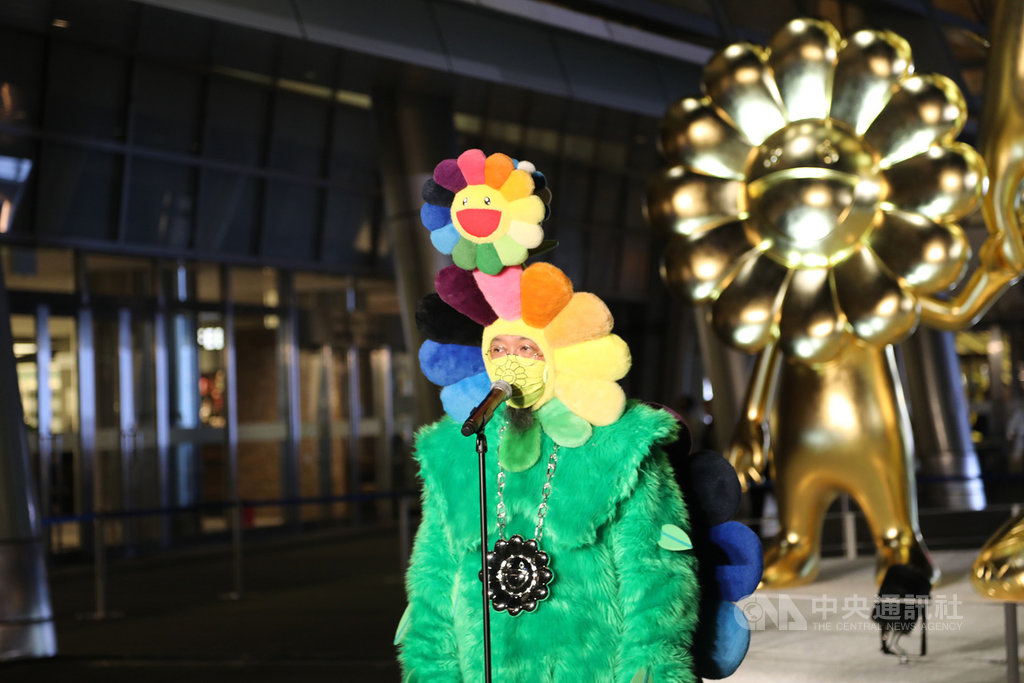 藝術家村上隆的最新作品「花花親子」巨大雕刻26日在東京六本木Hills森大樓前廣場展出,村上隆穿著「盛裝」出席記者會。中央社記者楊明珠東京攝 109年11月26日