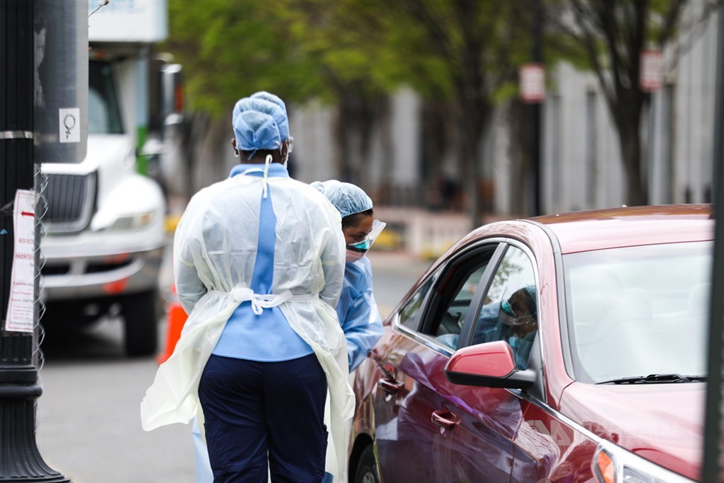 路透社統計官方數據顯示,美國24日染疫住院人數超過8萬7000人,來到歷史新高。圖為4月華盛頓一處「得來速」武漢肺炎檢測站。(中央社檔案照片)