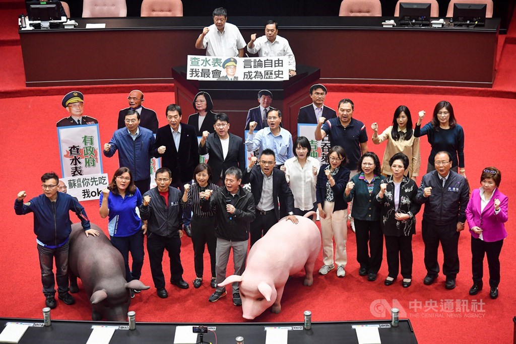 民進黨團總召柯建銘26日說,已到D-DAY必須要面對的時刻,「不要挑戰我們的決心」,27日總質詢一定要開始。圖為24日行政院長蘇貞昌第12度赴立法院進行施政報告並備質詢,但國民黨立委仍占據官員席、備詢台及發言台,並擺放道具豬及標語,不讓蘇貞昌上台。中央社記者鄭清元攝 109年11月24日