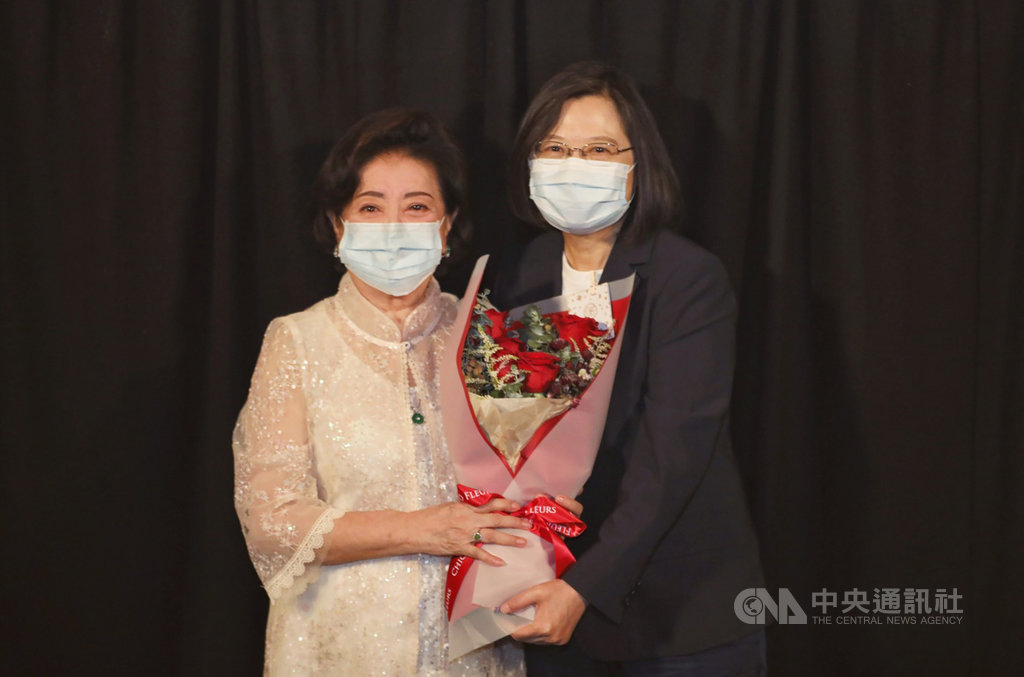 總統兼民進黨主席蔡英文(右)26日包場觀賞電影「孤味」,讚女主角陳淑芳(左)是國寶,也是國民阿嬤。(民進黨提供)中央社記者葉素萍傳真 109年11月26日